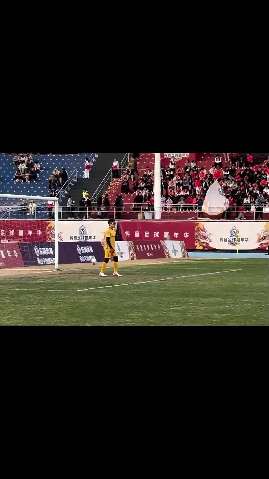 精彩足球对决引发现场观众热情高涨的简单介绍