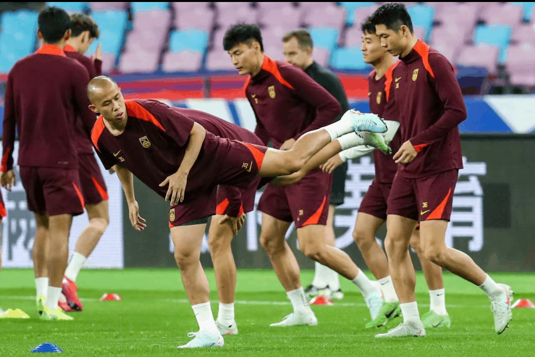 足球比赛现场球员们斗志昂扬,力战对手 足球比赛现场球员们斗志昂扬,力战对手