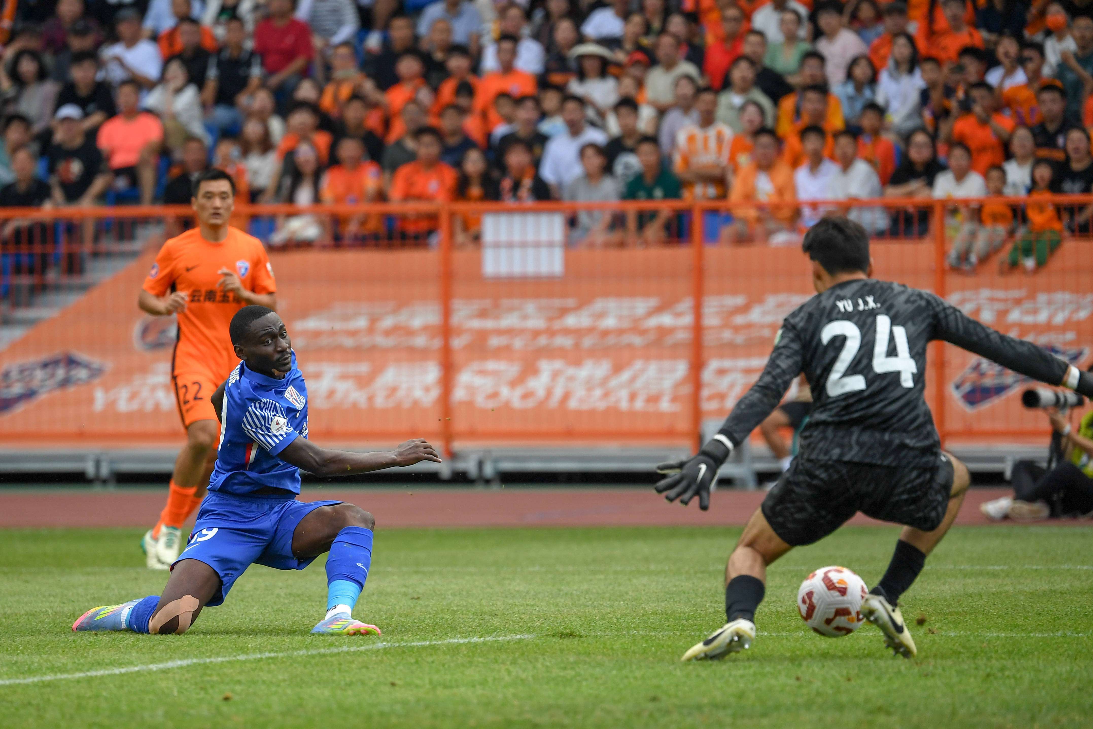 中超赛场上的激烈角逐备受瞩目