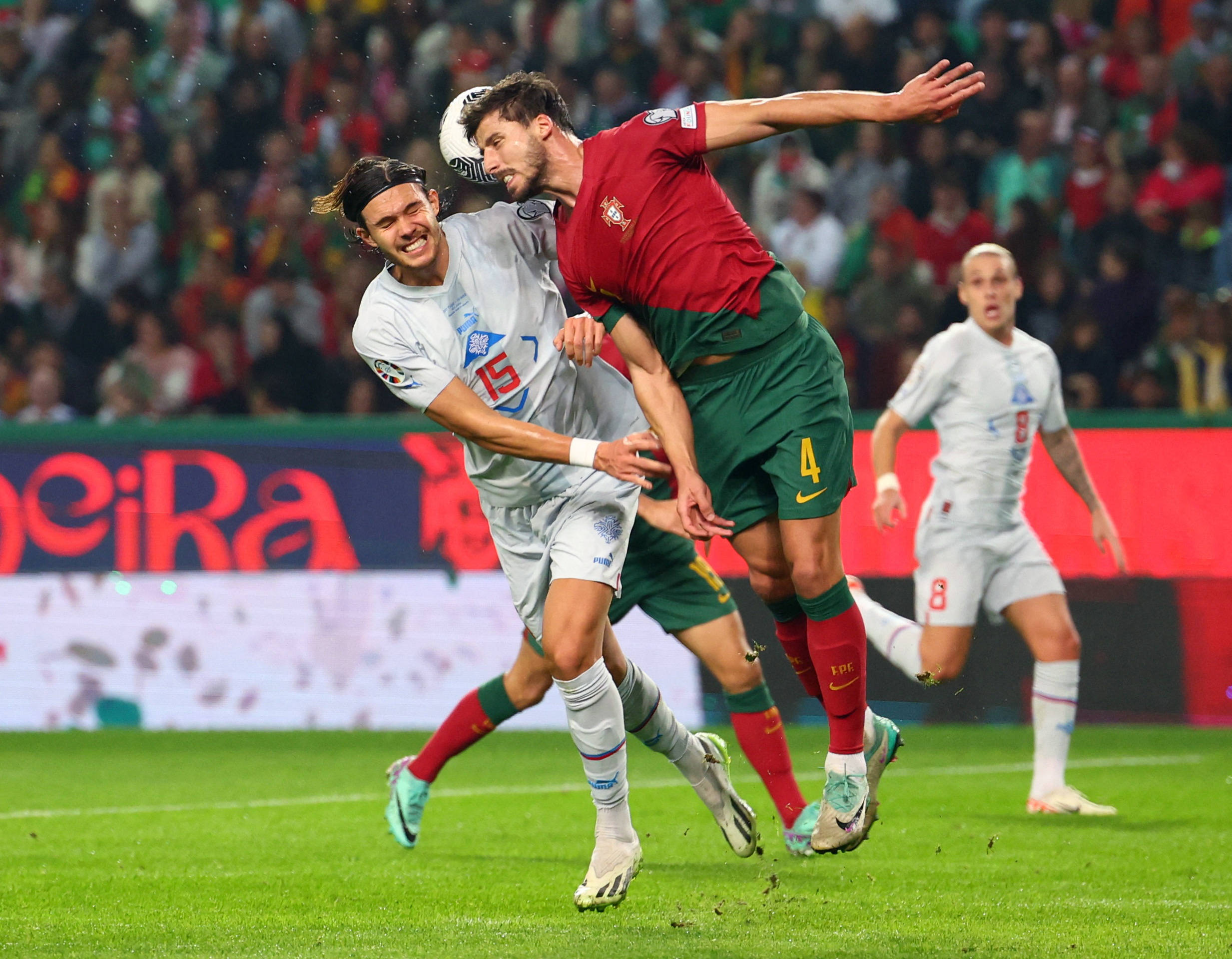 斗志昂扬！欧预赛球员奋勇争先的简单介绍