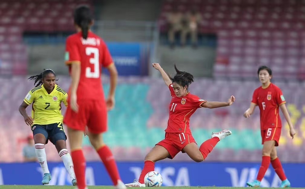 挑战女足决赛，战队紧咬对手夺冠机遇