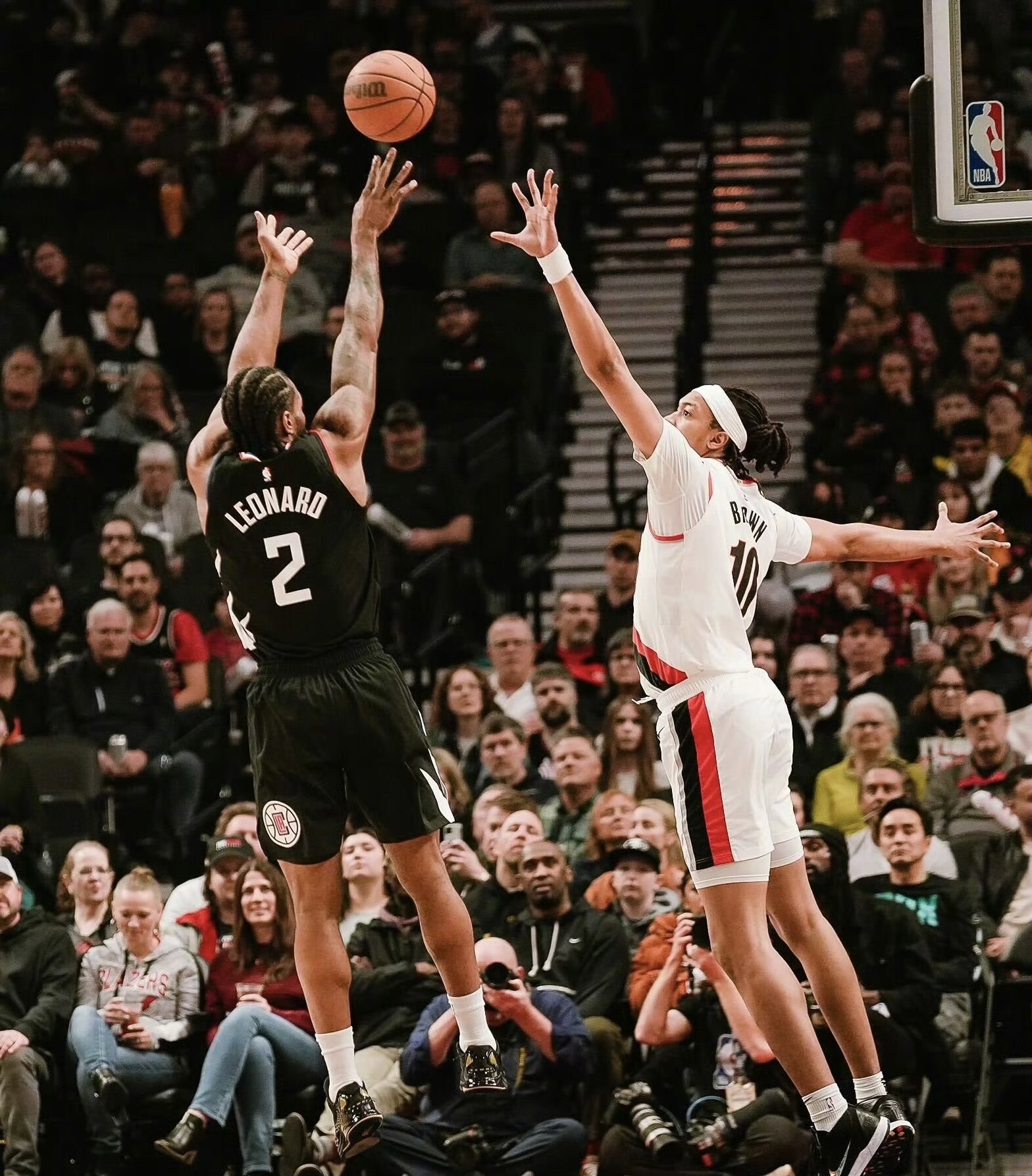 快船球员互相支持，力求胜利