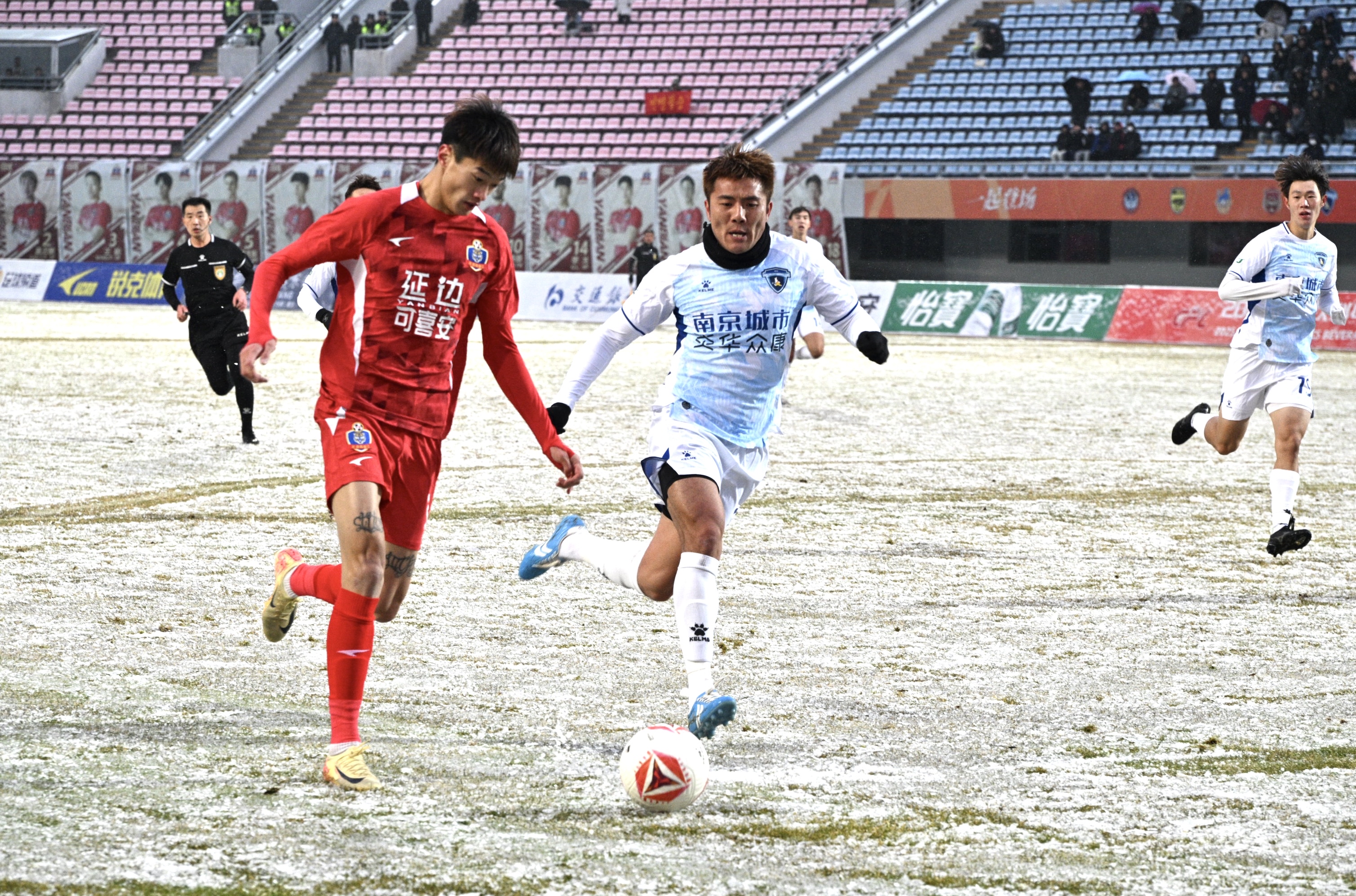 沸腾的足球盛宴中，每一场比赛都是一场苦战的简单介绍