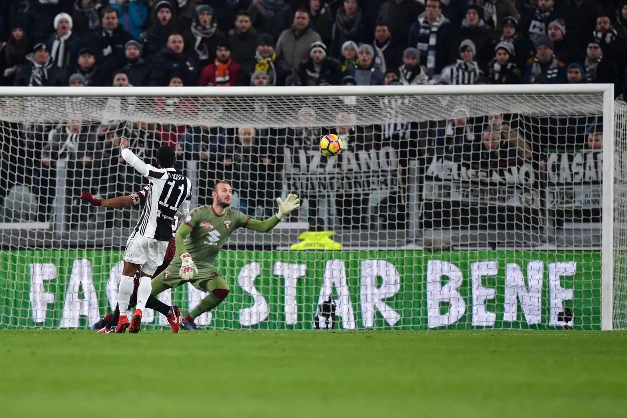 杏彩体育官网入口-尤文图斯后卫解围成功，稳守门线