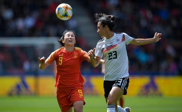 新加坡女足奋进场上，表现亮眼